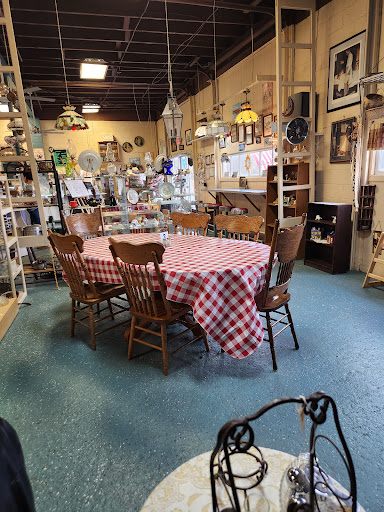 Treats & Treasures Country Store at Ellyson's Garage